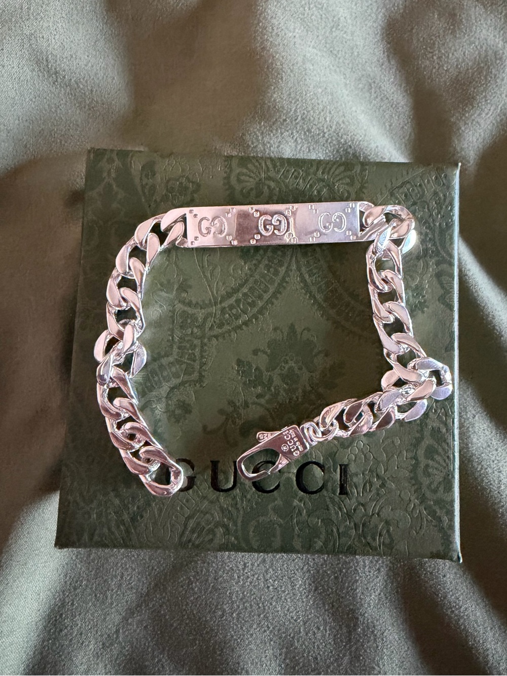 Gucci Silver Curb Chain Bracelet with Engraved Logo Plate - Picture 2 of 6